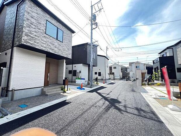 前面道路を含めた現地写真です。ぜひ周辺環境も併せてご覧ください。