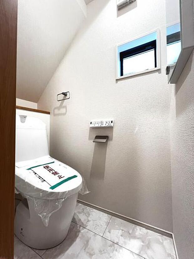 シャワー洗浄機能付のトイレは、清潔感が印象的な空間ですね。