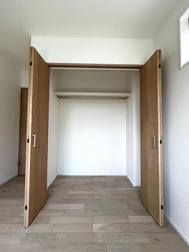 いつでもお部屋をスッキリお使い頂ける収納スペースを設置。