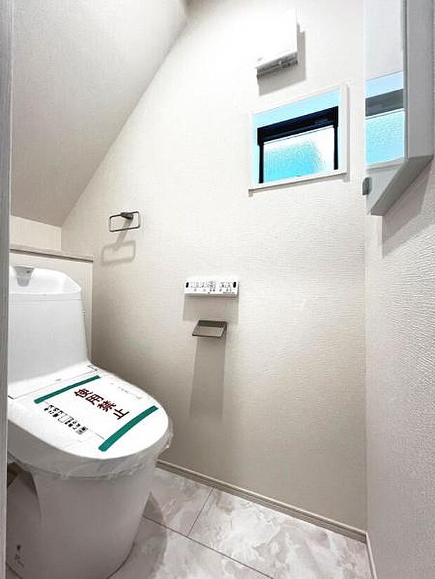 シャワー洗浄機能付のトイレは、清潔感が印象的な空間ですね。