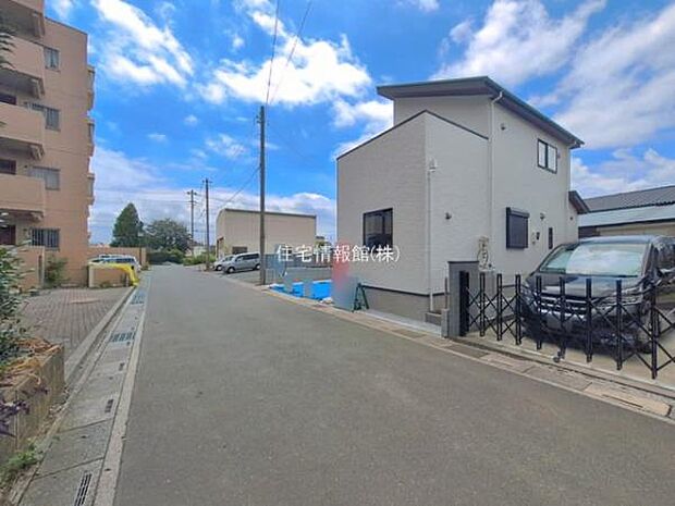 前面道路を含めた現地写真です。