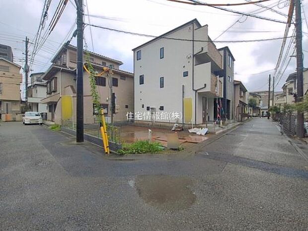 前面道路を含めた現地写真です。