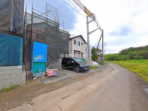 前面道路を含めた現地写真です。