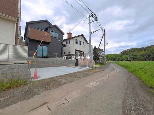 前面道路を含めた現地写真です。
