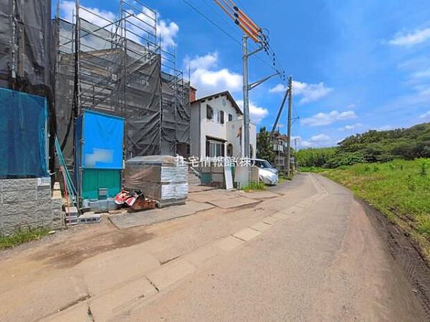 前面道路を含めた現地写真です。