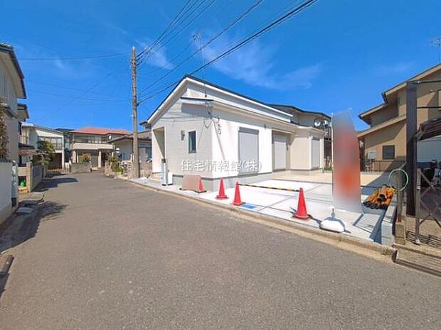 前面道路を含めた現地写真です。