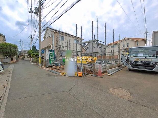 前面道路を含めた現地写真です。