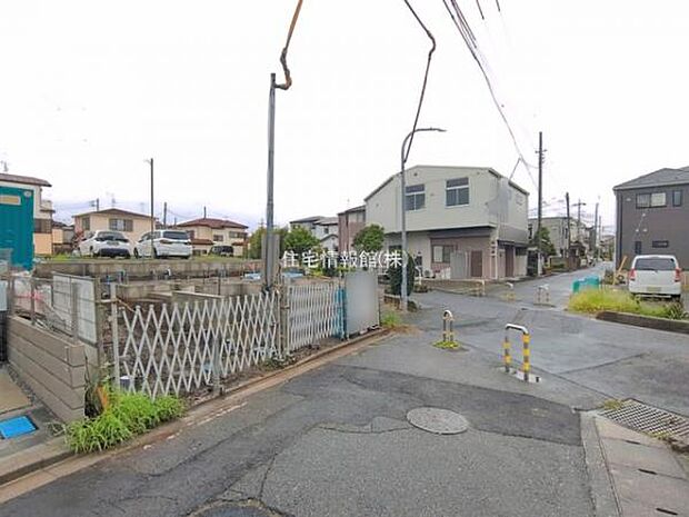 前面道路を含めた現地写真です。