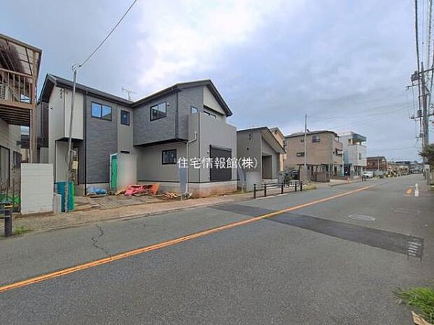 前面道路を含めた現地写真です。