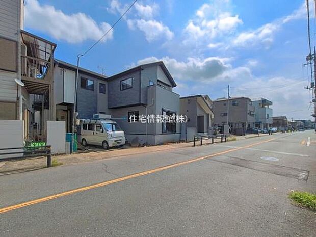 前面道路を含めた現地写真です。