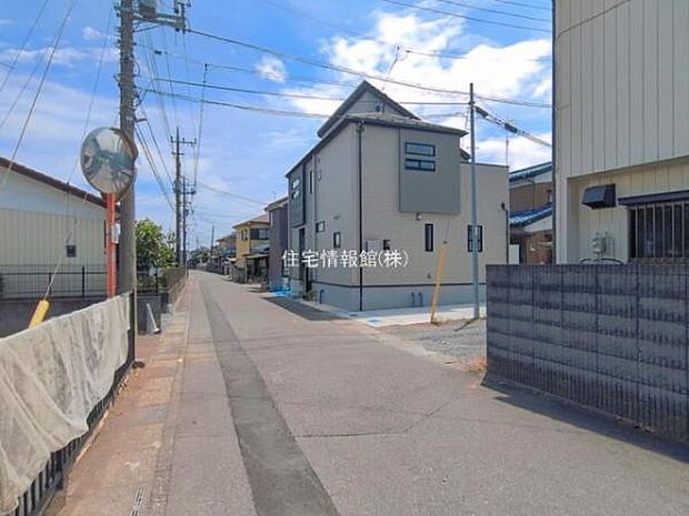 前面道路を含めた現地写真です。