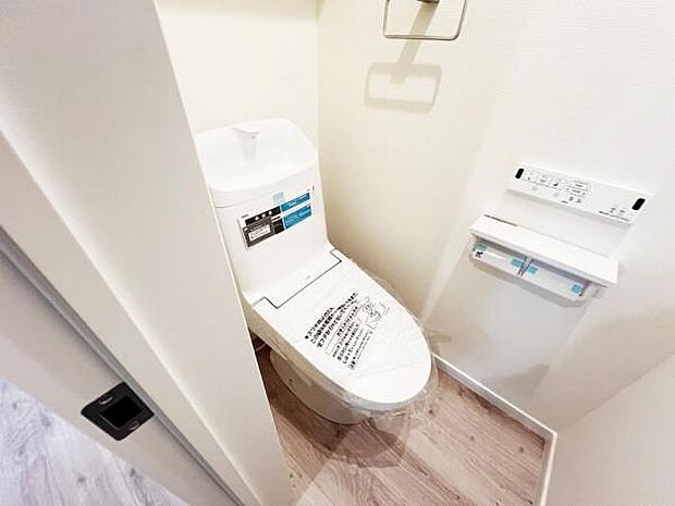 シャワー洗浄機能付のトイレは、清潔感が印象的な空間ですね。