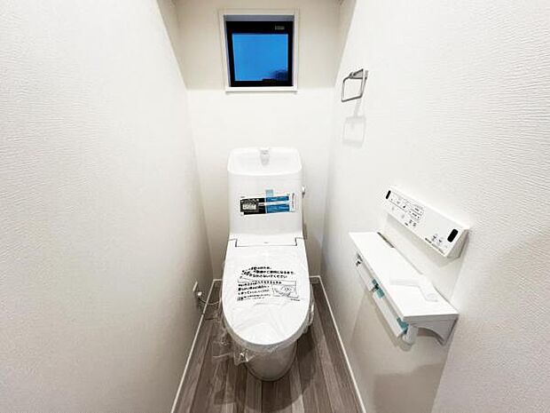 シャワー洗浄機能付のトイレは、清潔感が印象的な空間ですね。