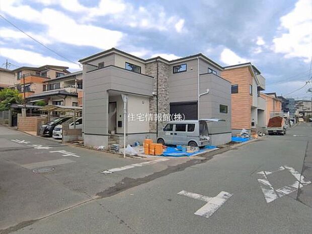前面道路を含めた現地写真です。