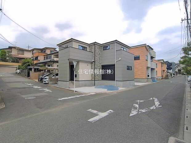 前面道路を含めた現地写真です。