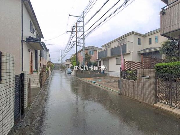 前面道路を含めた現地写真です。