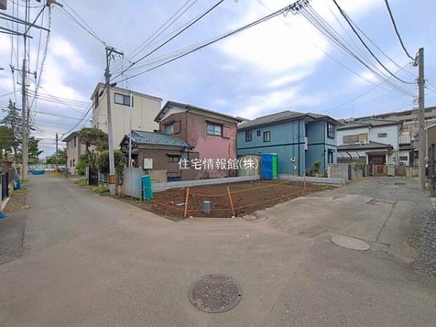 前面道路を含めた現地写真です。