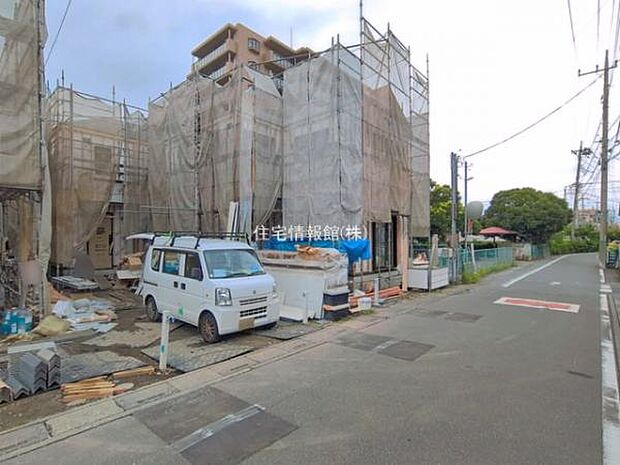 前面道路を含めた現地写真です。