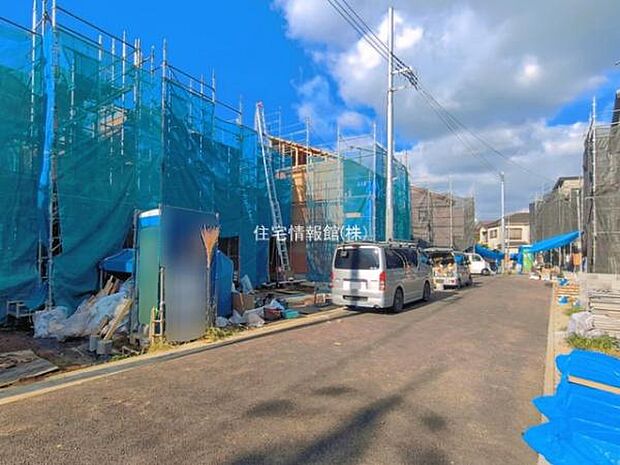 前面道路を含めた現地写真です。
