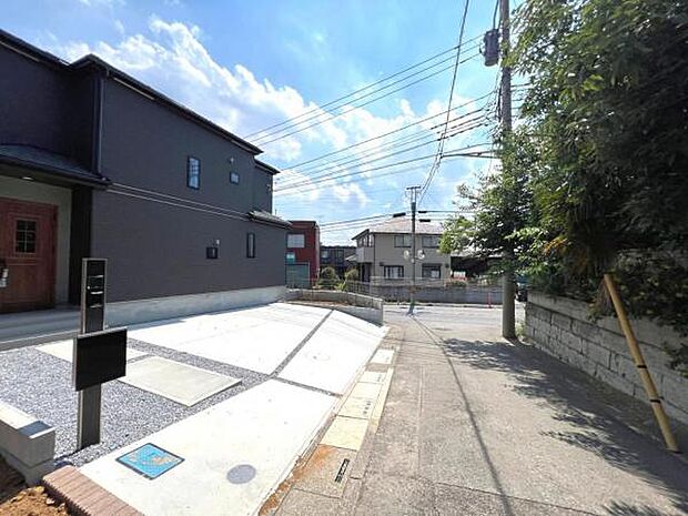 前面道路を含めた現地写真です。
