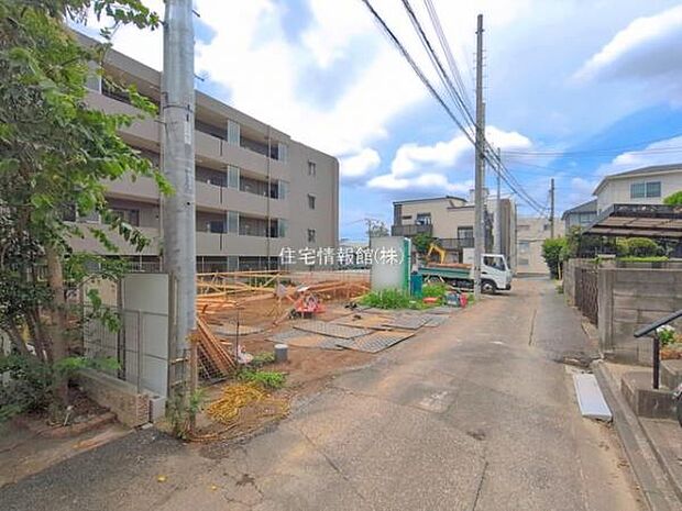 前面道路を含めた現地写真です。