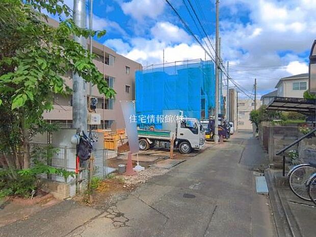 前面道路を含めた現地写真です。