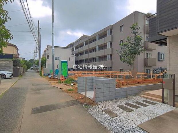 前面道路を含めた現地写真です。