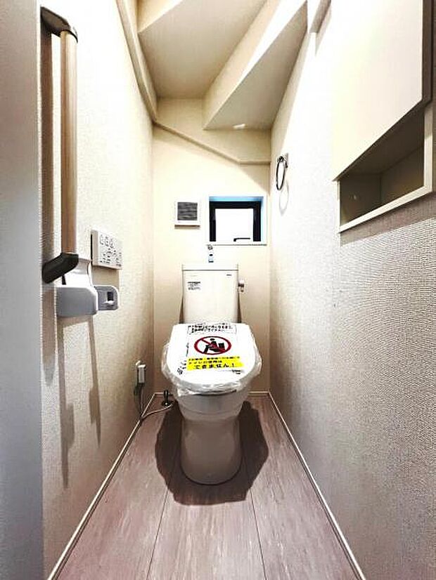 シャワー洗浄機能付のトイレは、清潔感が印象的な空間ですね。