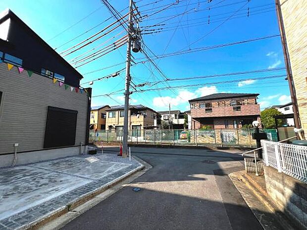 前面道路を含めた現地写真です。ぜひ周辺環境も併せてご覧ください。