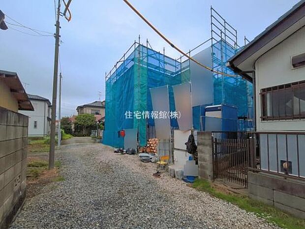 前面道路を含めた現地写真です。