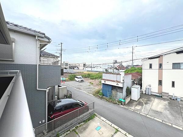 バルコニーからの眺望です。明るい陽射しを浴びながらゆったりと過ごすのも良いですね。