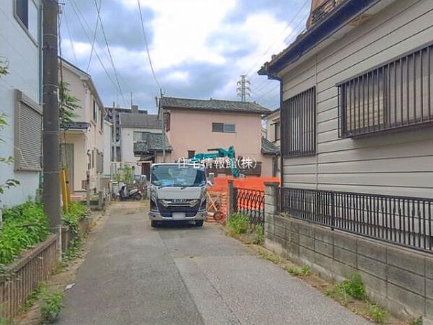 前面道路を含めた現地写真です。