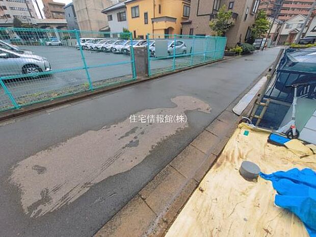 前面道路を含めた現地写真です。