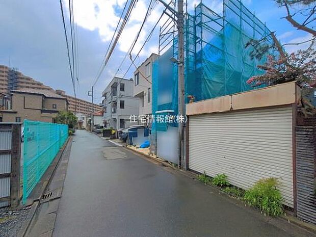 前面道路を含めた現地写真です。