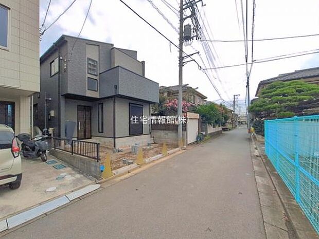 前面道路を含めた現地写真です。