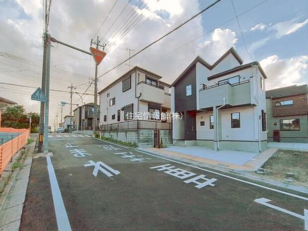 前面道路を含めた現地写真です。