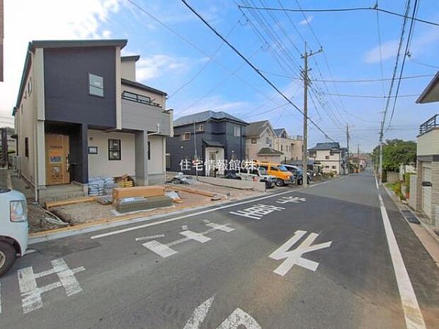 前面道路を含めた現地写真です。