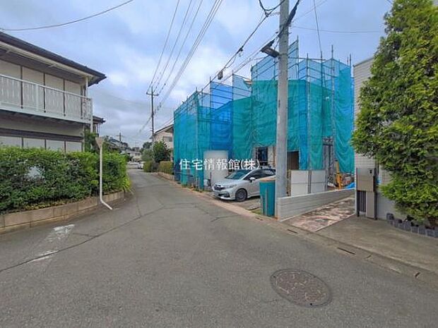 前面道路を含めた現地写真です。