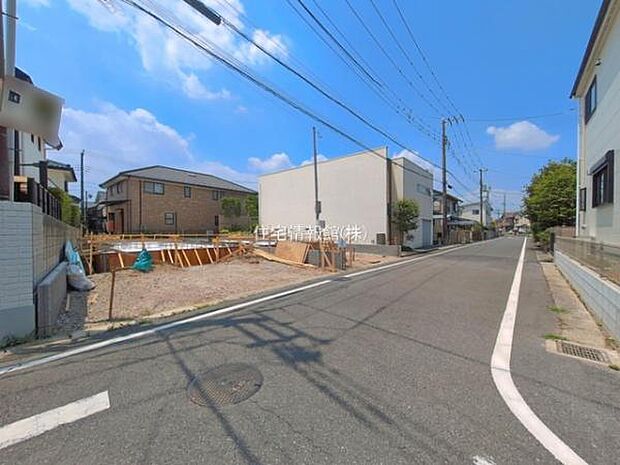 前面道路を含めた現地写真です。