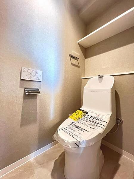 シャワー洗浄機能付のトイレは、清潔感が印象的な空間ですね。
