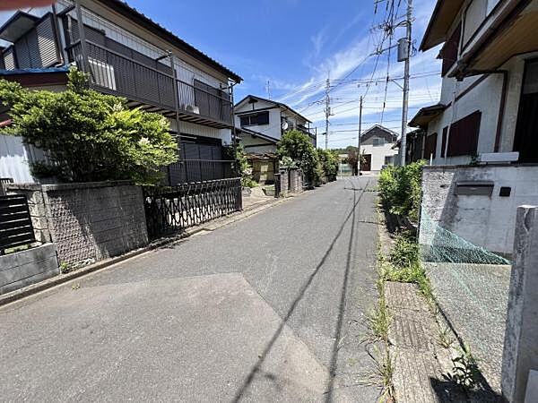 前面道路を含めた現地写真です。