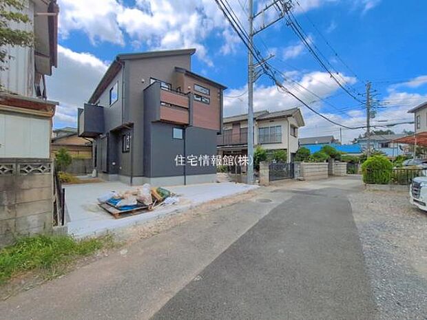 前面道路を含めた現地写真です。