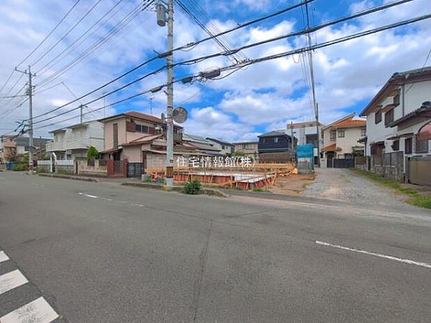 前面道路を含めた現地写真です。
