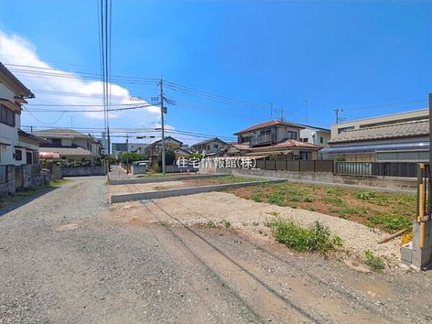 前面道路を含めた現地写真です。