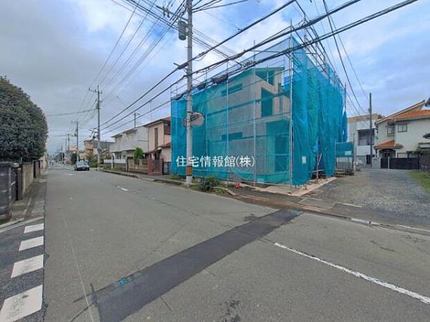 前面道路を含めた現地写真です。