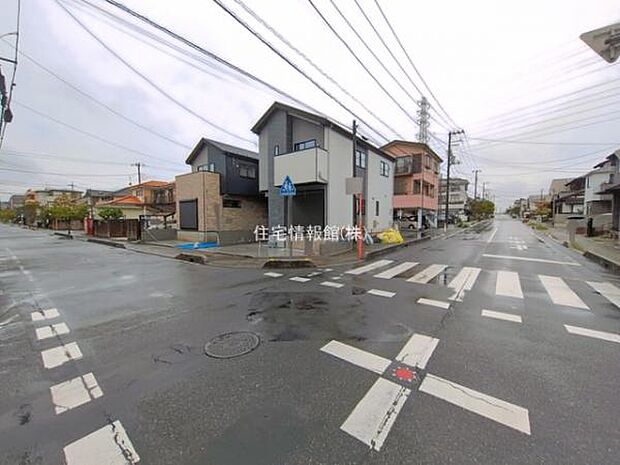 前面道路を含めた現地写真です。