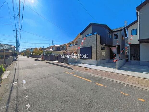 前面道路を含めた現地写真です。