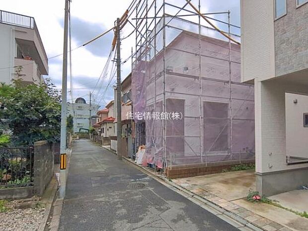 前面道路を含めた現地写真です。