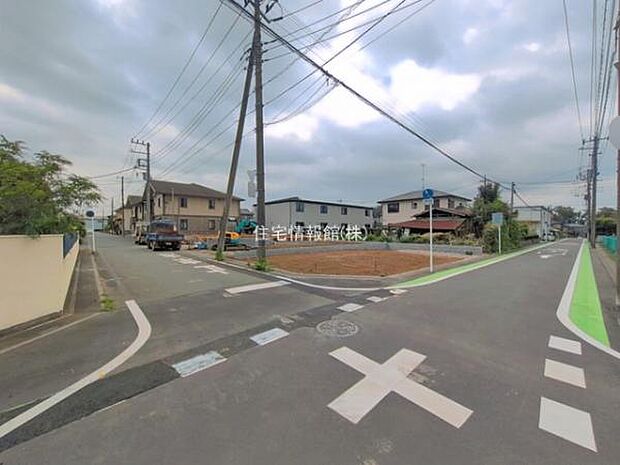 前面道路を含めた現地写真です。