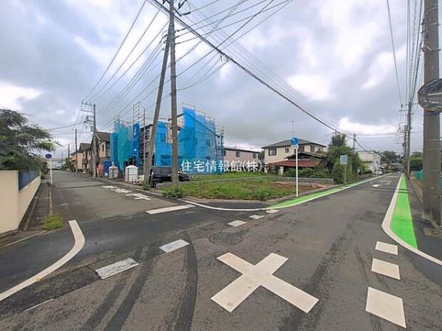 前面道路を含めた現地写真です。